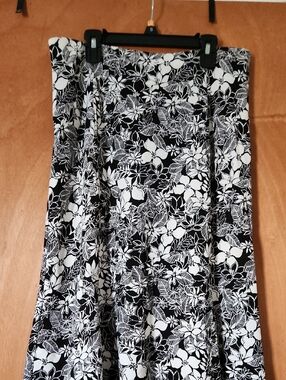 Talbots Stretchy Black and White Floral A-Line Skirt Size Medium Petites